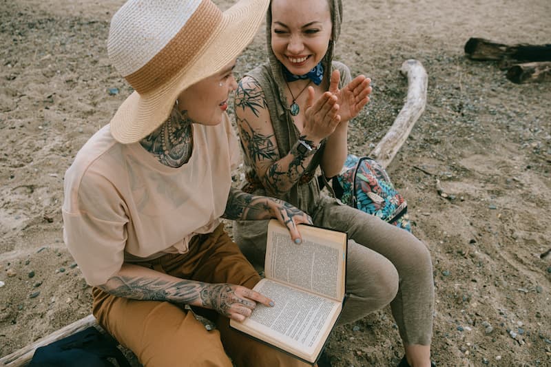 Mulheres satisfeitas com a leitura